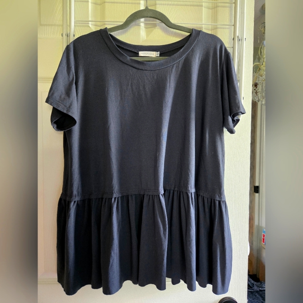 Benny & Olive Black Ruffled Hem Top, size L.